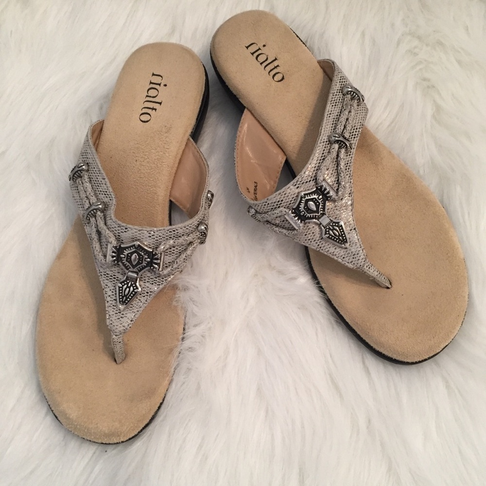 Rialto “Kismet” Metallic thong sandal size 8.5M